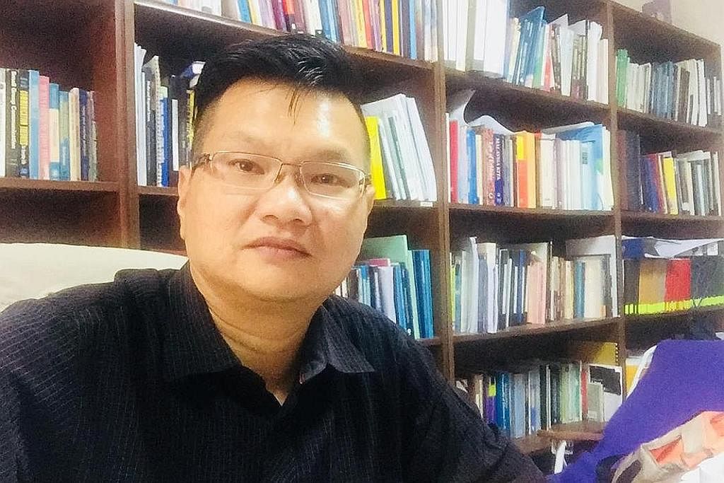 PROFESOR LEE KUOK TIUNG: Mengatakan bahawa tindakan lompat parti adalah bertentangan dengan amalan demokrasi yang diamalkan di Malaysia. - Foto-foto fail