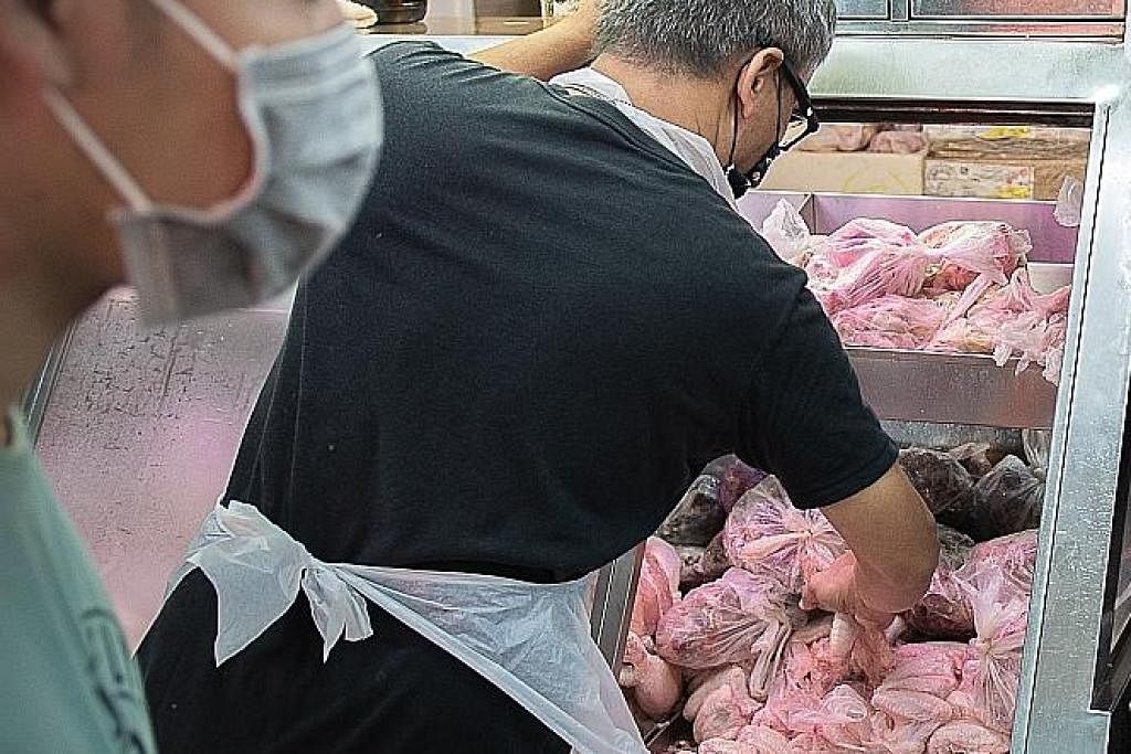 BEKALAN AYAM: Singapura mengimport hampir 73,000 tan ayam pada 2021 - lebih satu pertiga daripada bekalan ayamnya dari Malaysia. - Foto BH oleh HARITH MUSTAFFA ENCIK SAKTIANDI SUPAAT: Ingin tahu sama ada pemerintah dapat menyediakan bantuan khusus ba