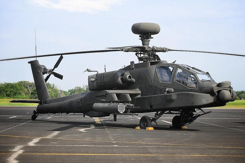 CHINOOK CH-47F: Helikopter Chinook CH-47F ini digunakan untuk pelbagai operasi seperti mencari dan menyelamat, pemindahan aeroperubatan dan memadam kebakaran. - Foto-foto MINDEF AKSI MENCABAR: LTC(NS) Ong Swee Chuan dan SLTC Lee Mei Yi antara juruter