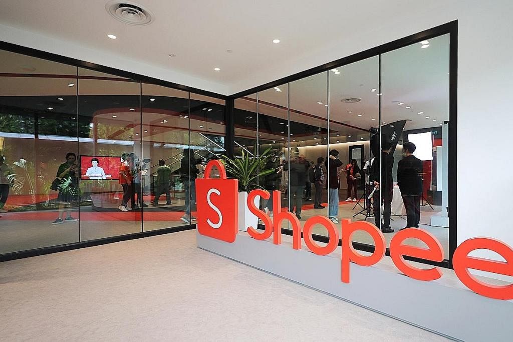 PANGKALAN DI SINGAPURA: Shopee yang diasaskan usahawan kelahiran China, Encik Forrest Li, menjadikan Singapura pangkalan bagi perniagaan e-dagang mereka. Walaupun terdapat banyak faktor yang membantu menjelaskan daya tarikan Singapura sebagai pusat p