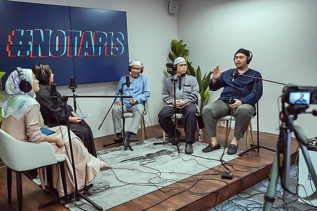 KEJADIAN LUAR BIASA: (Dari kiri) Ustaz Lukmannul, Encik Razali dan Ustaz Fizar berkongsi pengalaman masing-masing dan juga kejadian aneh yang berlaku kepada jemaah Singapura dalam satu episod #NoTapis yang dihoskan Koresponden BH (dari kanan) Shahida