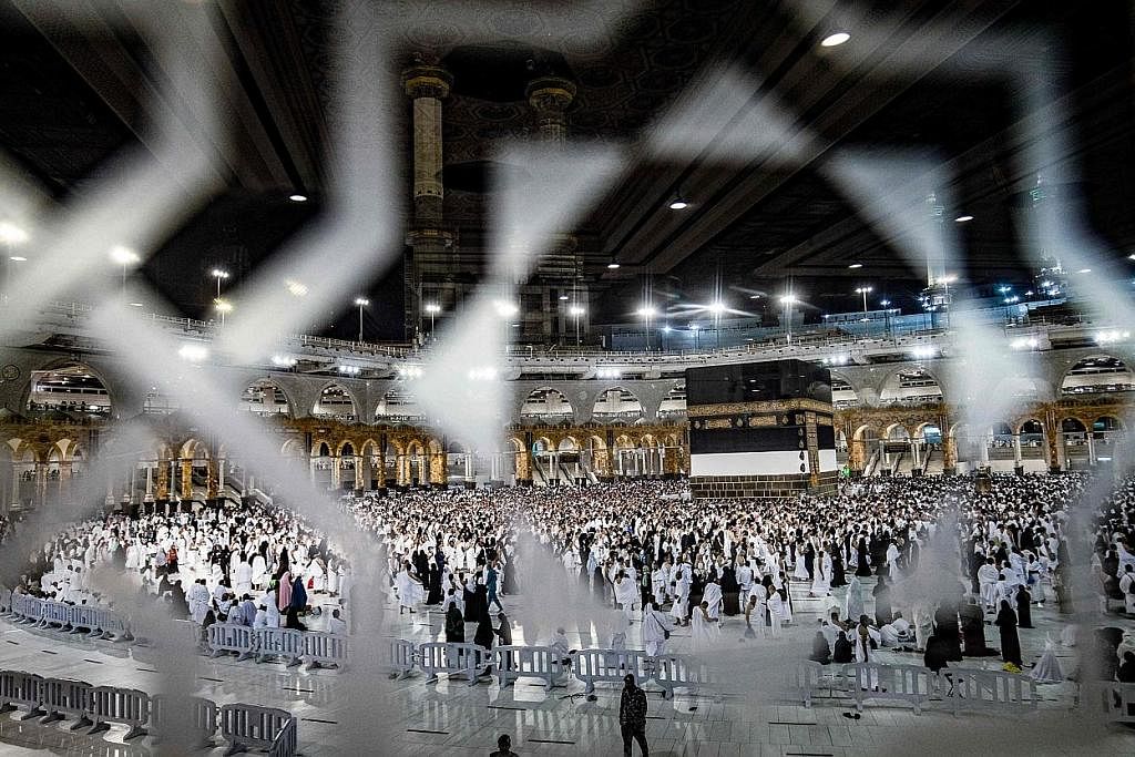 TUNAI HAJI: Jemaah bertawaf mengeliling Kaabah kelmarin. Seramai 1 juta umat Islam yang sudah divaksinasi penuh dibenarkan menunaikan haji - satu kenaikan besar selepas dua tahun jumlah dikurangkan secara drastik disebabkan langkah keselamatan dan me