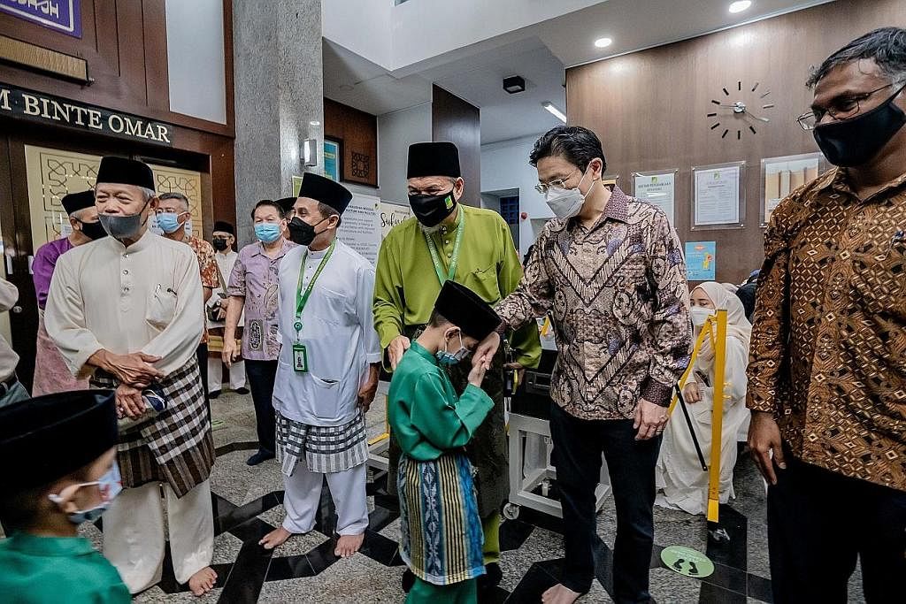 DEKATI MASYARAKAT: Encik Lawrence Wong (dua dari kanan) bertemu jemaah di Masjid Ar-Raudhah di Bukit Batok selepas selesai solat Aidiladha semalam. Bersama beliau ialah Anggota Parlimen Bukit Batok, Encik Murali Pillai (kanan) dan Pengerusi Eksekutif