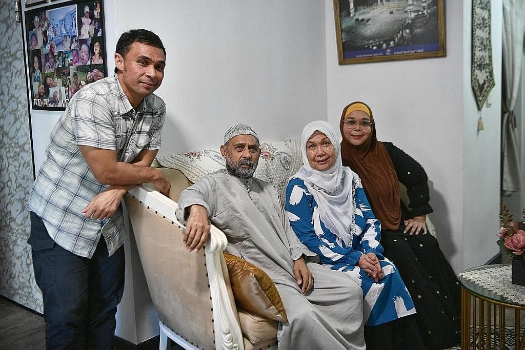 SUDAH TIBA MASA UNTUK BEREHAT: Syed Abdul Kadir (dua dari kiri) bersama (dari kiri) anak lelakinya Syed Muhammad Fahmy, 47 tahun, yang juga seorang petinju; isterinya Cik Zalia Jaafar, 71 tahun, dan Cik Hanni, di rumah mereka. - Foto BH oleh ARIFFIN 