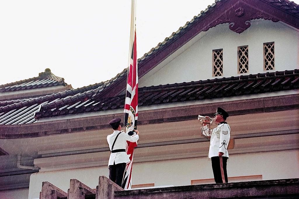 KETUA HONG KONG BARU: Ketua Eksekutif Hong Kong yang baru, Encik John Lee (kiri), bersama-sama Presiden China, Encik Xi Jinping, semasa mereka meraikan ulang tahun ke-25 penyerahan Hong Kong daripada Britain kepada China. - Foto-foto EPA-EFE RAIKAN P