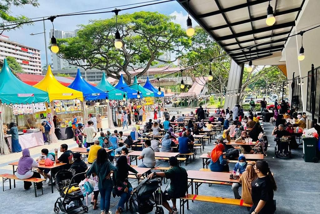 PESTA PERUT: Bagi menyambut pembukaan Anjung@WGS, orang ramai dapat menikmati makanan pasar malam kegemaran ramai seperti mee bakso, goreng pisang dan sebagainya di Makan Fiesta@Anjung.