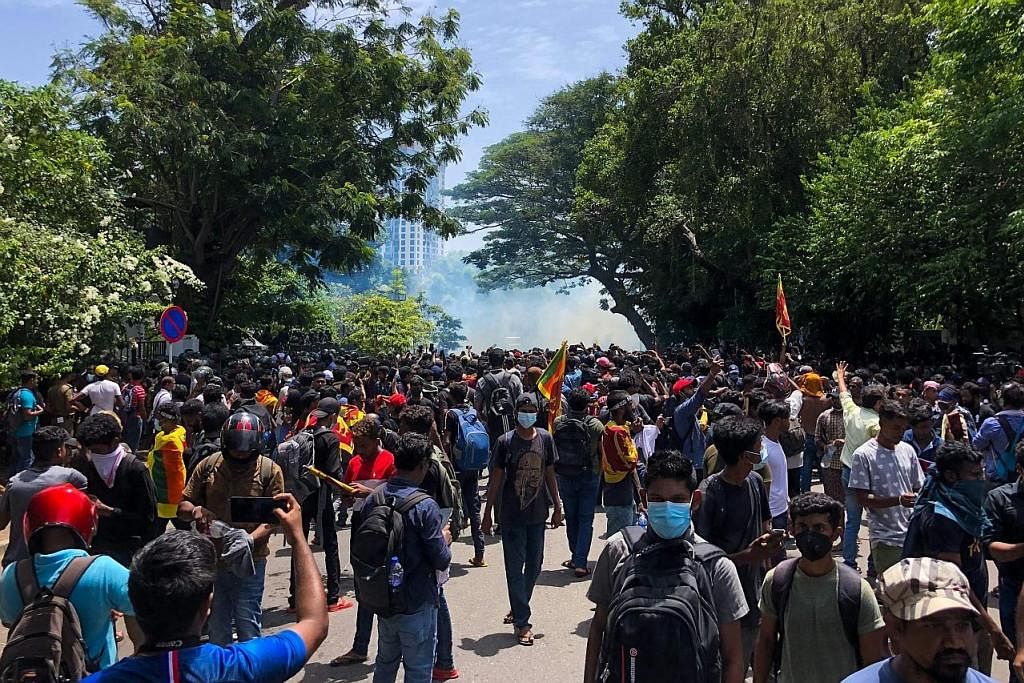 CUBA MASUKI RUMAH PERDANA MENTERI: Polis melepaskan gas pemedih mata ke atas rakyat Sri Lanka yang mengadakan bantahan besar-besaran dan cuba memasuki kediaman rasmi perdana menteri negara itu. - Foto-foto AFP
