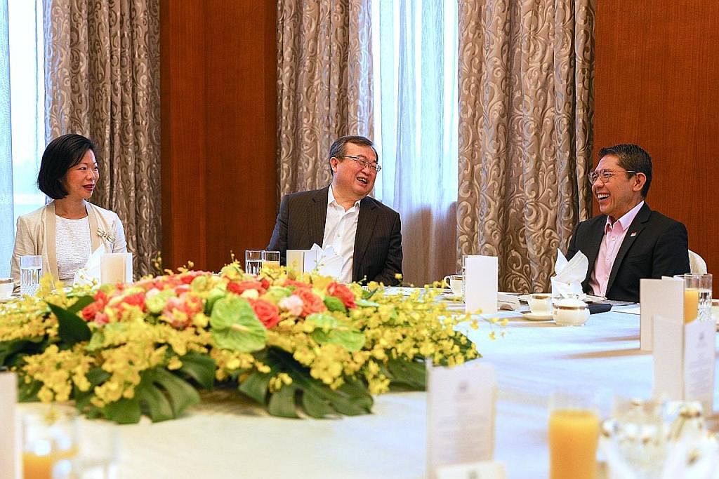 BERSARAPAN BERSAMA: (Dari kanan) Dr Mohamad Maliki Osman, Encik Liu Jianchao dan Cik Sim Ann sempat bergurau semasa bersarapan bersama semalam. Encik Liu berada di Singapura semalam dan hari ini bagi lawatan kerja.