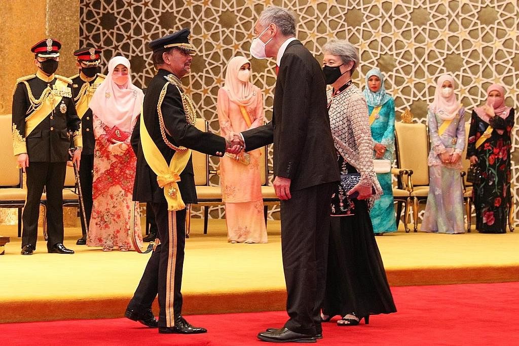 HADIRI UPACARA: Perdana Menteri Encik Lee Hsien Loong (tengah) bersama isterinya Cik Ho Ching bertemu Sultan Hassanal Bolkiah di Istana Nurul Iman sempena Istiadat Pengurniaan dan juga perayaan hari lahir Sultan Hassanal Bokiah yang ke-76. - Foto MCI