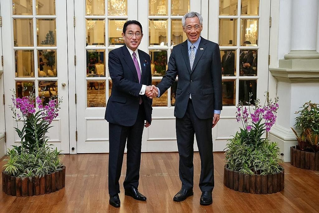 HUBUNGAN AKRAB: Perdana Menteri Jepun, Encik Fumio Kishida (kiri), dengan Perdana Menteri, Encik Lee Hsien Loong, dalam pertemuan di Istana pada 11 Jun lalu. - Foto BH oleh FELINE LIM