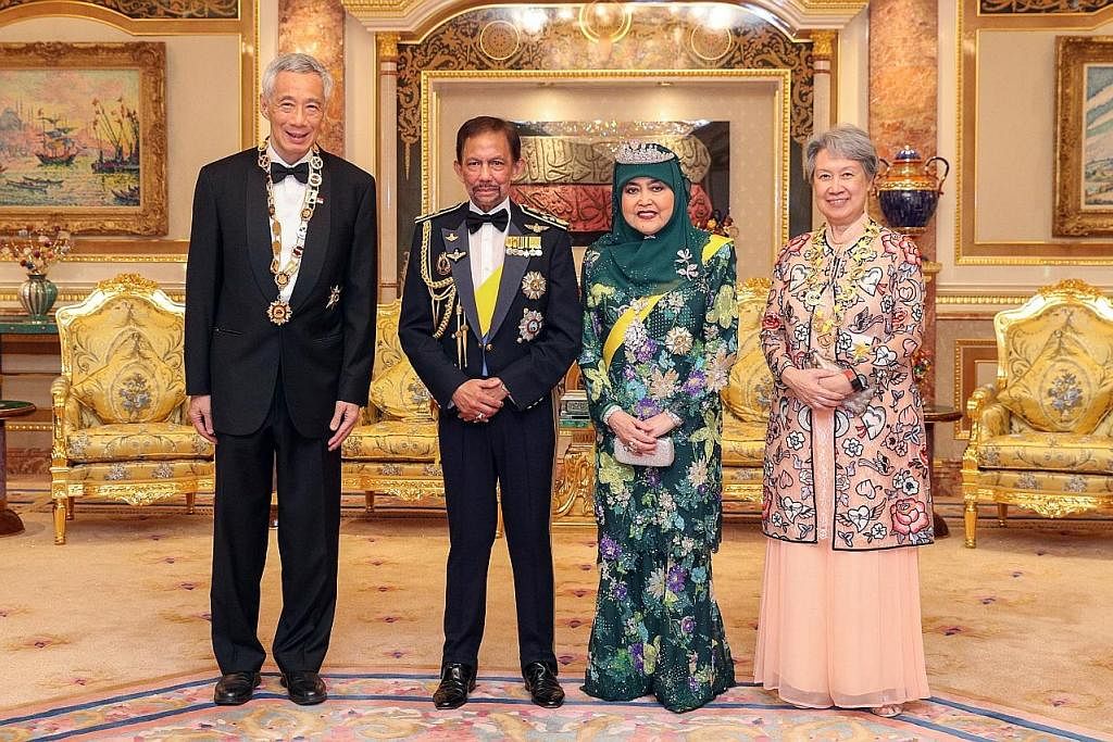 DIKURNIA ANUGERAH: Encik Lee menerima anugerah Darjah Kerabat Laila Utama dari Sultan Hassanal Bolkiah (gambar atas). - Foto INDO DEPT, BRUNEI DARUSSALAM HUBUNGAN ISTIMEWA DUA HALA: (Dari kiri, gambar kiri) Encik Lee, Sultan Hassanal Bolkiah, Raja Is