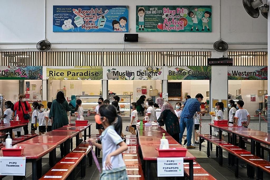 KENA TEMPIAS: Golongan pelajar tidak terkecuali daripada cabaran kenaikan harga makanan kini apabila makanan di kantin sekolah lebih mahal. - Foto fail