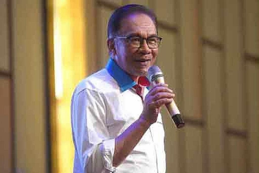 'TIDAK KECIL HATI': Datuk Seri Anwar Ibrahim berkata ramai orang cuba melagakan beliau dengan timbalannya dalam Parti Keadilan Rakyat (PKR), Encik Rafizi Ramli (kanan), kerana mahu melihat parti itu penuh kepincangan dalaman. Sebaliknya, Encik Rafizi