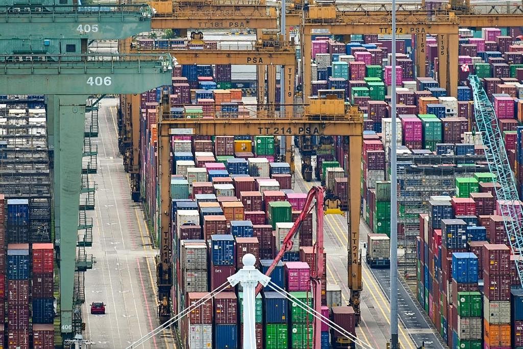 LEBIH PERLAHAN: Eksport utama Singapura mencatatkan pertumbuhan lebih perlahan bulan lalu, setelah meningkat sebanyak 12 peratus pada Mei. - Foto AFP