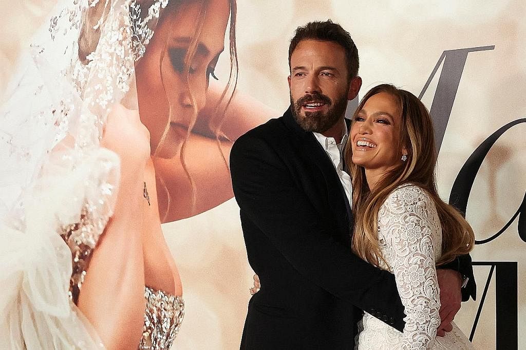 PASANGAN MERPATI: Ben Affleck dan Jennifer Lopez yang turut digelar 'Bennifer' menghadiri tayangan istimewa filem Marry Me di Los Angeles, California, Amerika Syarikat pada Februari lalu. - REUTERS
