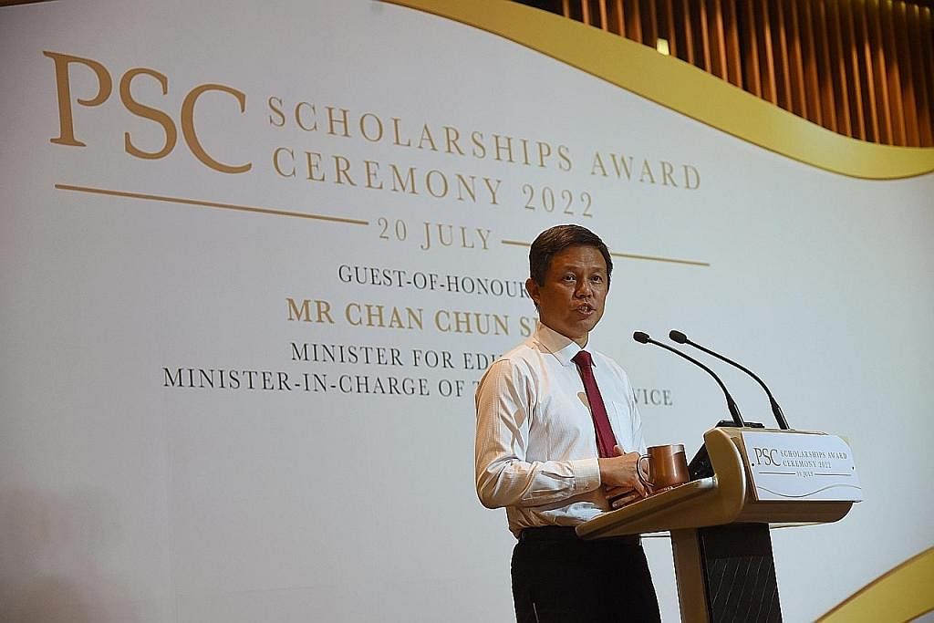 CABARAN BAGI PENERIMA BIASISWA: Encik Chan dalam ucapannya berkata cabaran masa depan memerlukan kegigihan, ketabahan dan semangat daripada para penerima biasiswa PSC untuk memimpin dan menyumbang kepada bab kisah Singapura selanjutnya.