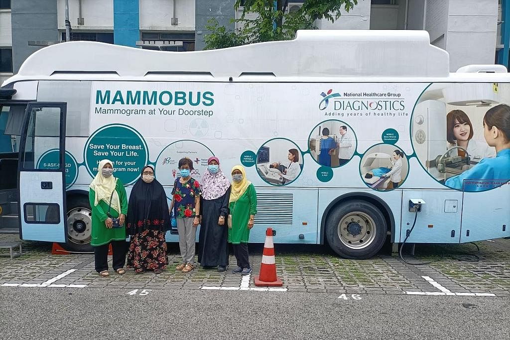 KESIHATAN WANITA: Gambar menunjukkan peserta dari Masjid Hasanah bersama Pengerusi Jawatankuasa Eksekutif Wanita (WEC) dari Kelab Masyarakat Ayer Rajah, Cik Vivien Chiam (tengah) semasa acara saringan mamogram kedua yang diadakan dari 11 hingga 13 Ju