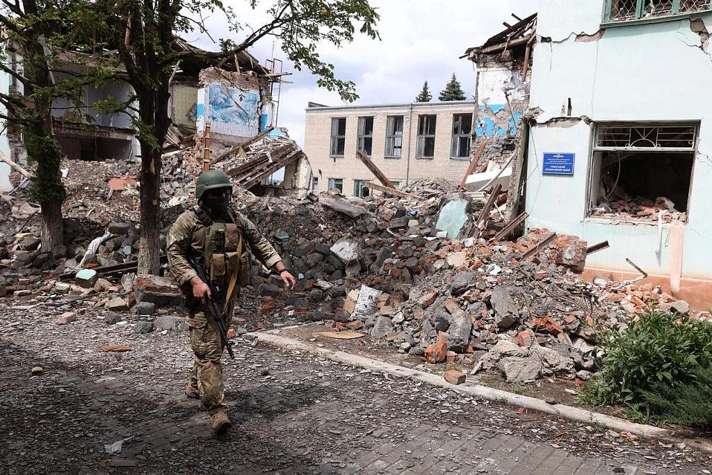 KESAN PERANG: Seorang tentera Ukraine berjalan melintasi beberapa bangunan yang musnah di Donetsk, Ukraine. Amerika Syarikat telah meluluskan bantuan ketenteraan sebanyak AS$270 juta kepada Ukraine, termasuk empat Sistem Roket Artileri Mobiliti Tingg