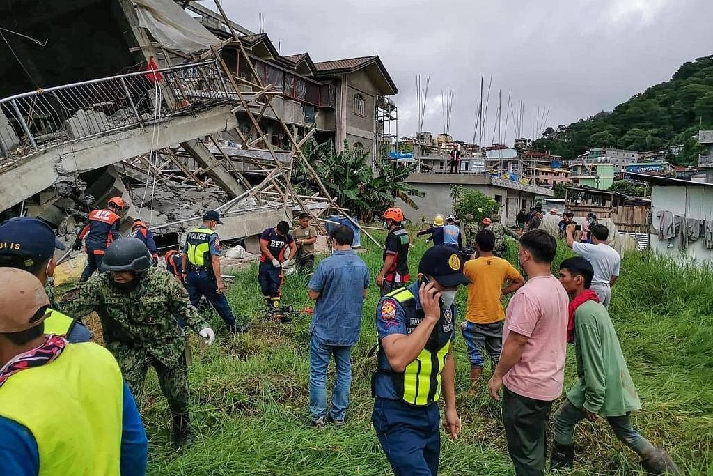 ROBOH EKORAN GEMPA: Satu pasukan penyelamat sedang melakukan kerja mencari dan menyelamat di sebuah bangunan yang roboh di kawasan La Trinidad, wilayah Benguet, utara Filipina, selepas berlaku gempa bumi kuat di kawasan itu. - Foto AFP