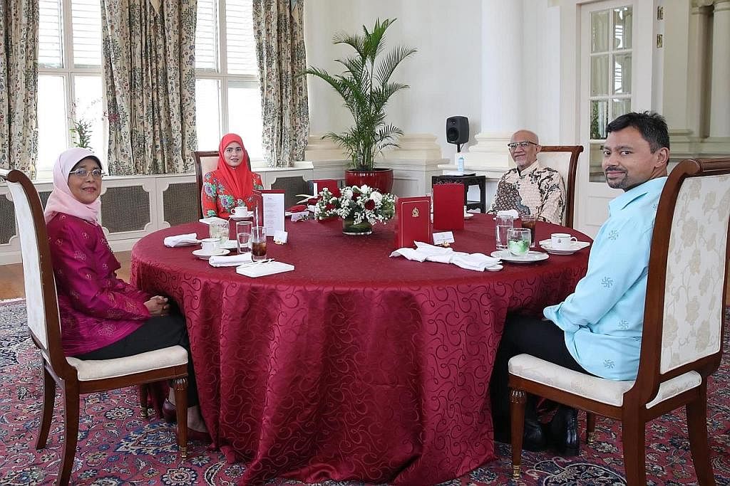 MAKAN TENGAH HARI BERSAMA: Presiden Halimah Yacob (kiri) dan suami, Encik Mohamed Abdullah Alhabshee (dua dari kanan) menghadiri sesi makan tengah hari bersama Putera Mahkota Brunei Putera Al-Muhtadee Billah (kanan) dan isteri, Pengiran Anak Isteri P