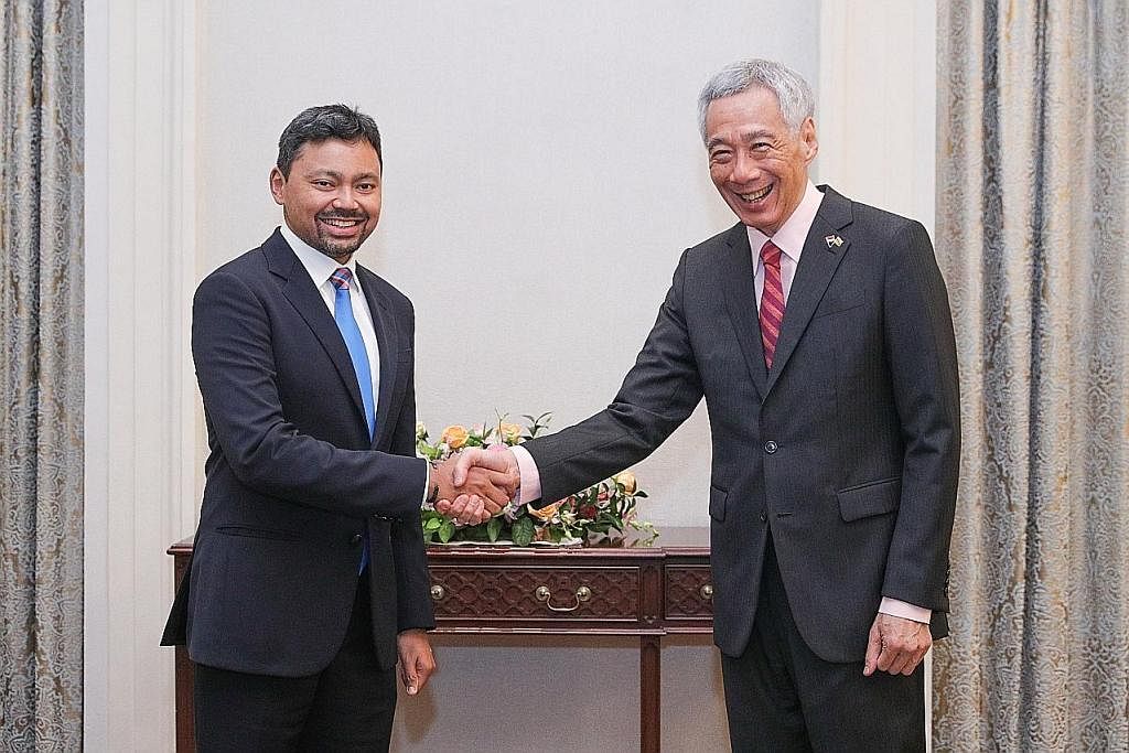 PERERAT HUBUNGAN: Putera Al-Muhtadee Billah menemui Perdana Menteri, Encik Lee Hsien Loong, di Istana semalam. Beliau mengakhiri lawatan rasminya ke Singapura bagi Program Pemimpin Muda (YLP) Singapura-Brunei Kelapan hari ini. - Foto MCI