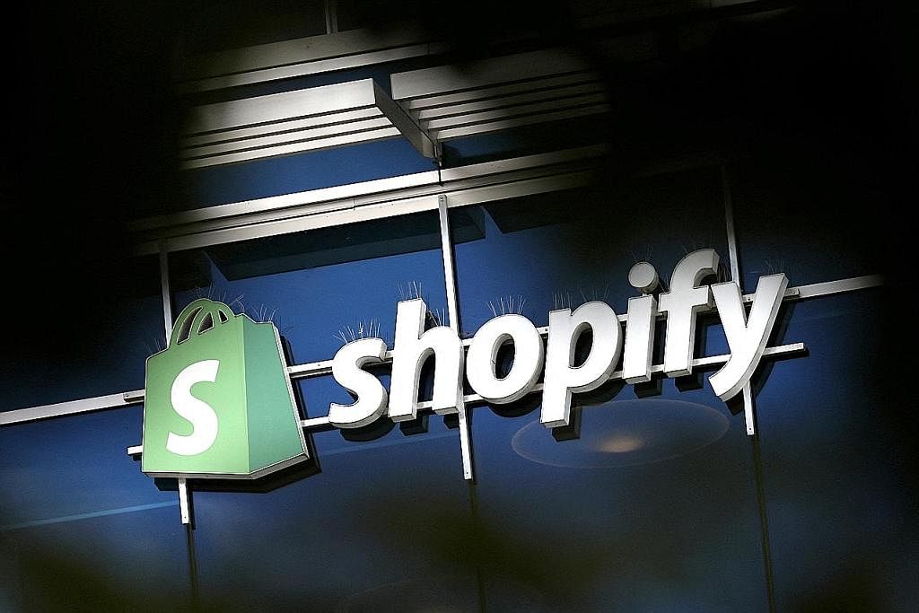 TERJEJAS: Saham Shopify susut sebanyak 73 peratus sejak awal tahun ini. - Foto REUTERS