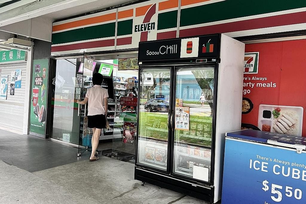 KEHABISAN STOK: Bekalan kad Touch 'n Go habis dijual di kedai 7-Eleven, mendorong harga yang ditawarkan dalam talian melambung. - Foto BH oleh HAKIM YUSOF