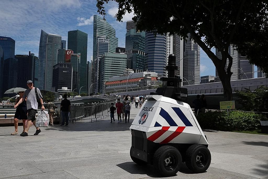 ROBOT RONDA: Pasukan Polis Singapura (SPF) telah bekerjasama dengan Teknologi Home Team (HTX) untuk menyediakan robot rondaan yang akan dikerahkan di Esplanade Waterfront dan MRT Downtown.