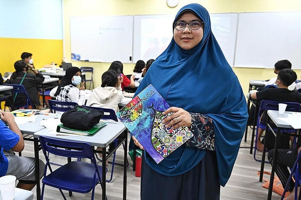 BILANGAN MENINGKAT: Bilangan pelajar yang mengikuti kelas tuisyen bahasa Melayu di Edufront Learning, menurut Cik Hayati Abdullah, meningkat 10 peratus bagi semua peringkat daripada tadika hingga ke sekolah menengah. - Foto-foto BM oleh KHALID BABA