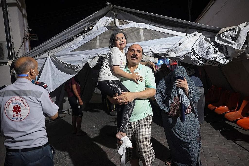MANGSA SERANGAN GANAS TENTERA ISRAEL: Warga Palestin dilihat mendukung seorang kanak-kanak perempuan sambil membawanya ke hospital akibat serangan rejim Israel di Rafah, selatan Jaluran Gaza, pada 6 Ogos lalu. - Foto AFP MERAIKAN GENCATAN SENJATA: Ra