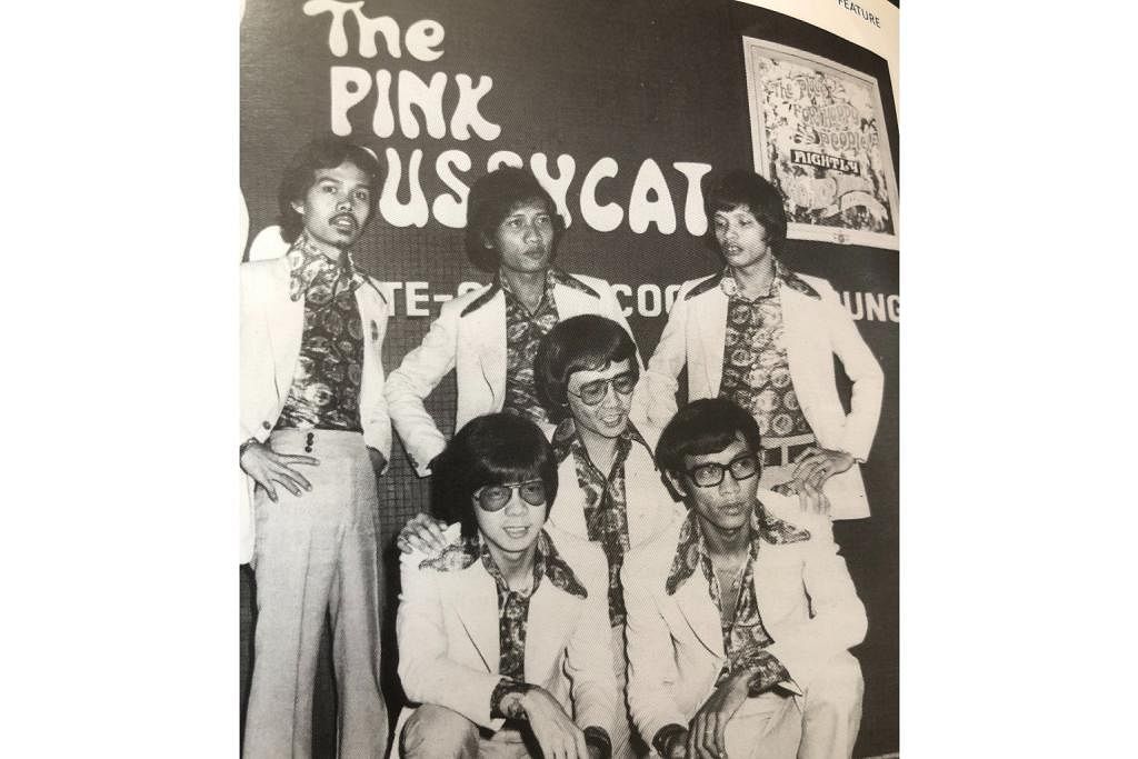 PEMBUKA JALAN KERJAYA MEKAR: Niq Osman (berdiri paling kiri) menyifatkan penglibatannya dalam band The Hi Jacks bagi disko The Pink Pussycat sebagai pembuka rezeki untuk membuat persembahan lebih gah di dalam dan luar negara. – Foto ihsan NIQ OSMAN