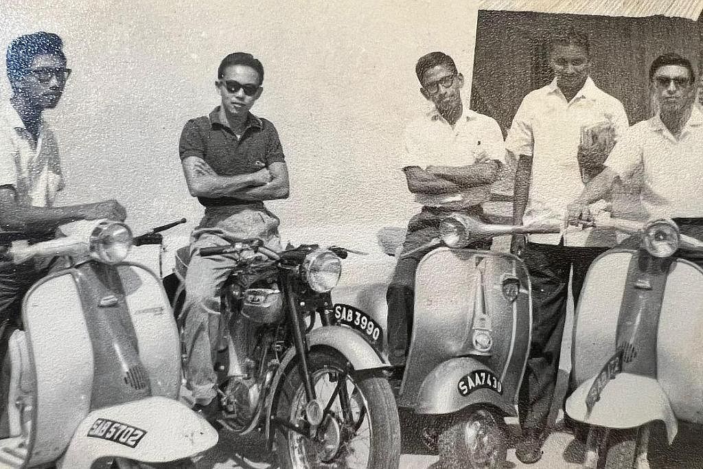 RONDA KOTA DENGAN VESPA: Dr Iskandar (tiga dari kiri) suka menjelajah kota, baik di dalam dan luar negara, dan dalam foto ini, mengambil bahagian dalam satu perhimpunan penunggang Vespa. - Foto ihsan ISKANDAR JALIL SETIAP TEMBIKAR ADA CERITA: Inilah 