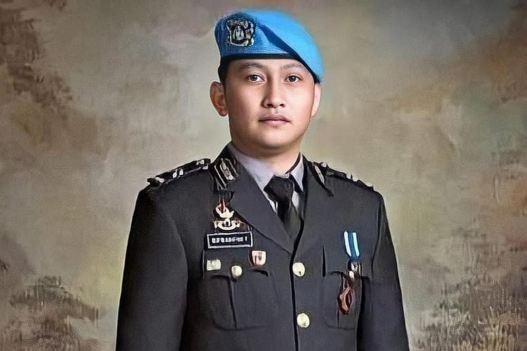 DIKAWAL RAPI: Seorang anggota polis mengawal di luar rumah bekas ketua jabatan ehwal dalaman polis nasional Indonesia berpangkat Inspektor Jeneral, Ferdy Sambo, di Duren Tiga, Pancoran, Jakarta Selatan. Ferdy adalah suspek utama dalam kes pembunuhan 