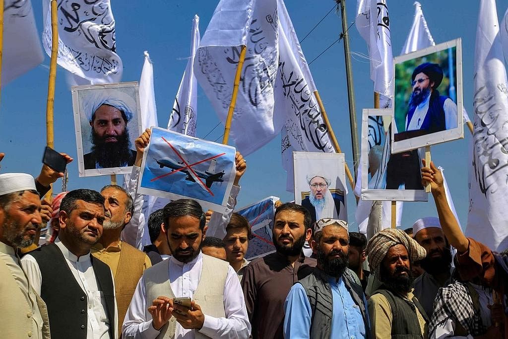 ADAKAN BANTAHAN: Rakyat Afghanistan membantah pembunuhan Ayman al-Zawahri, pemimpin kanan Al-Qaeda yang dibunuh oleh CIA dalam satu serangan dron yang dilancarkan di Kabul, Afghanistan bulan lalu. - Foto EPA-EFE
