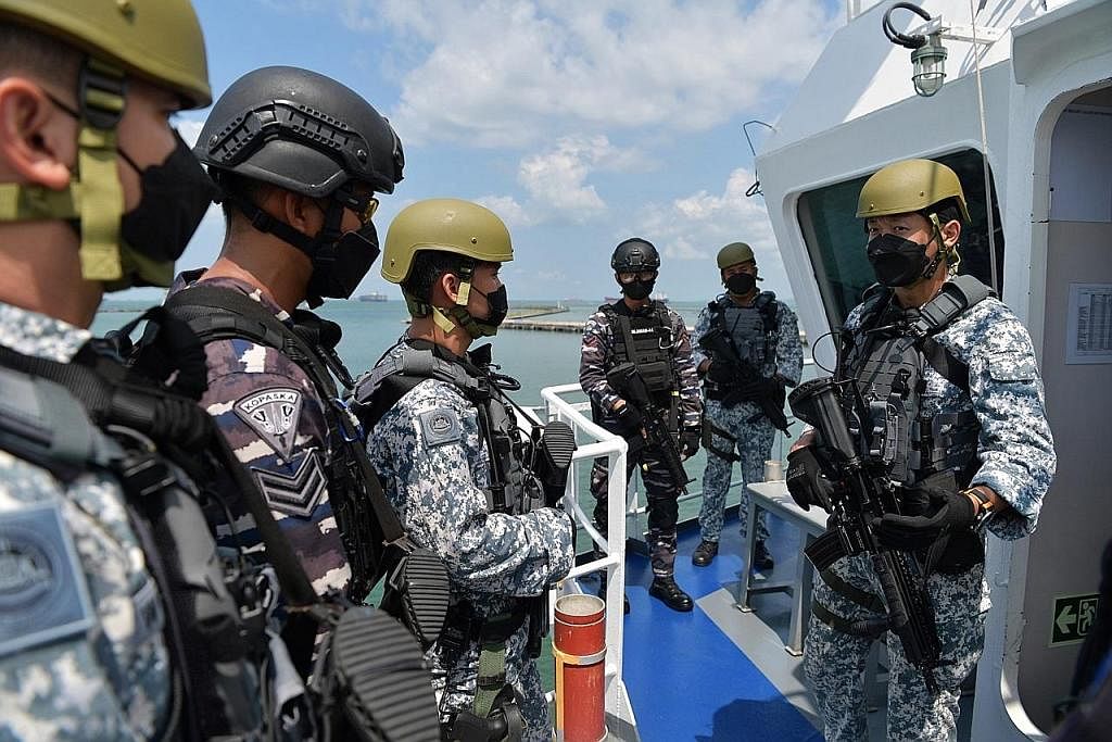 LATIHAN DUA HALA: Kakitangan RSN memberikan taklimat kepada kakitangan TNI AL dan RSN sebelum memulakan latihan bersama di atas kapal MV Swift Rescue. - Foto TENTERA NASIONAL INDONESIA ANGKATAN LAUT INDONESIA