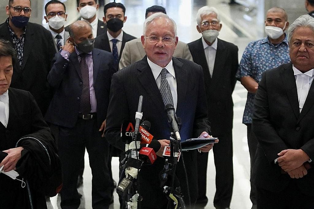 'TERKEJUT, SANGAT KECEWA': Datuk Seri Najib (tengah) bercakap semasa satu sidang media di Mahkamah Persekutuan di Putrajaya semalam, selepas rayuan beliau ditolak dan mahkamah memutuskan perbicaraan rayuan terakhir diteruskan hari ini. - Foto REUTERS