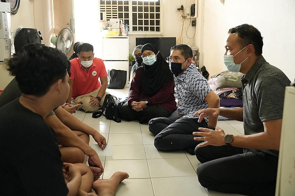 TEMUI PENDUDUK: (Dari kanan) Encik Fahmi dan Dr Maliki mengunjungi rumah keluarga Melayu/Islam yang menetap di flat sewa di Blok 1 Eunos Crescent yang merupakan sebahagian daripada Projek Dian@M³. - Foto PA MESRA