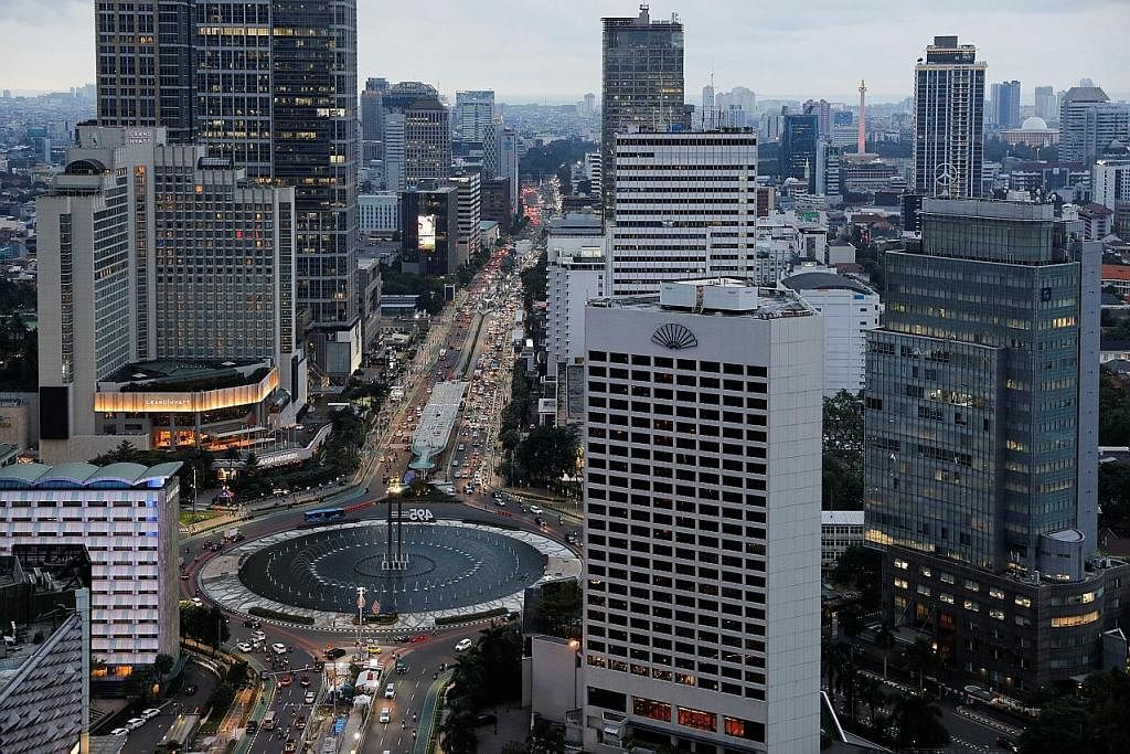 TUMBUH KUKUH: Belanjawan Indonesia akan menjadi enjin pertumbuhan dengan negara itu menyasarkan pertumbuhan ekonomi sebanyak 5.3 peratus tahun depan. UMUM BELANJAWAN: Encik Jokowi umumkan saranan Belanjawan 2023 sekitar 3,041 trilion rupiah ($283.5 b