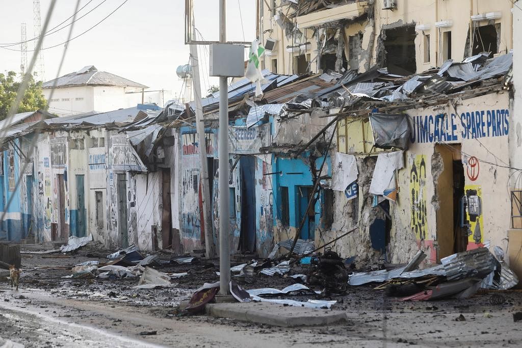 TAPAK LETUPAN: Begini keadaan sebahagian daripada Hotel Hayat di Mogadishu, Somalia, yang telah the menjadi sasaran serangan kumpulan militan. – Foto REUTERS 