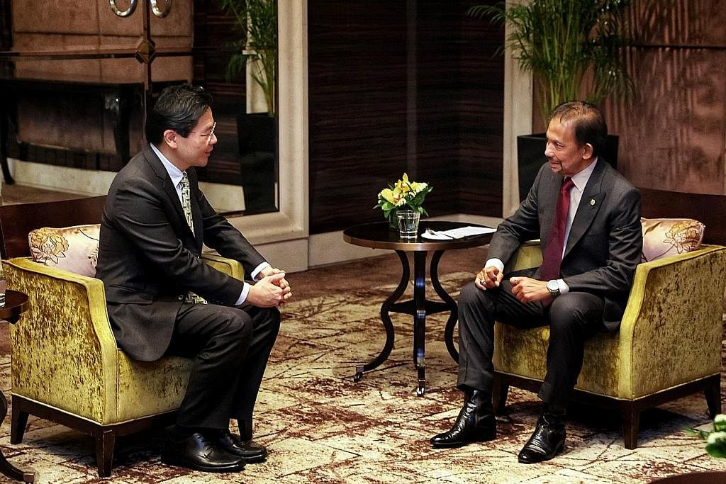 MAJLIS MENGADAP: Timbalan Perdana Menteri, Encik Lawrence Wong (kiri) bersama Sultan Hassanal Bolkiah berbincang mengenai isu dua hala dan serantau yang menjadi kepentingan bersama di antara kedua-dua buah negara. - Foto MCI RATKAN HUBUNGAN: Encik Le