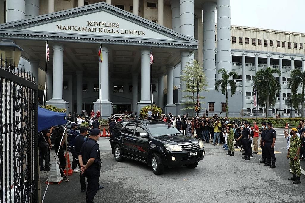 PULANG KE PENJARA: Bekas perdana menteri Malaysia, Najib Razak, meninggalkan Kompleks Mahkamah Kuala Lumpur dengan menaiki kereta SUV hitam untuk pulang ke Penjara Kajang selepas bicara kes audit 1MDB kelmarin. - Foto REUTERS