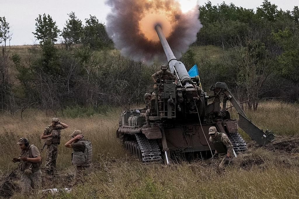 TERUS BERPERANG: Tentera Ukraine membedil meriam jenis 2S7 Pion ke arah kedudukan tentera Russia, di Donetsk sedang serangan Russia memasuki tempoh enam bulan.
