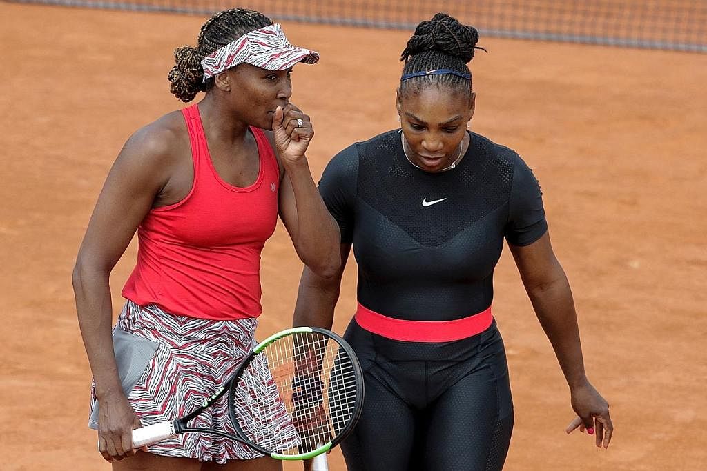 PENUH GAYA: Kehadiran Serena Williams dalam gelanggang perlawanan sentiasa mendapat perhatian ramai, apatah lagi dengan gaya pakaiannya sebegini. RAPAT: Serena (kanan) dan kakaknya Venus rapat di dalam mahupun luar gelanggang, walaupun berganding dal