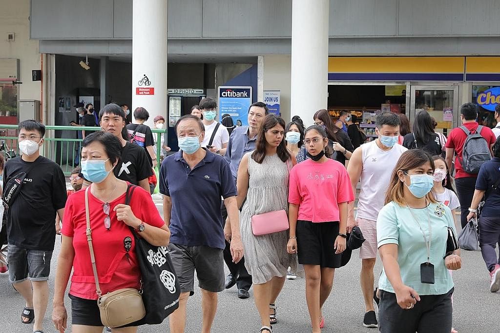 MASIH RAMAI YANG BERPELITUP: Orang ramai di luar stesen MRT Tampines semalam dilihat memakai pelitup tetapi ada juga yang memilih untuk tidak menggunakannya.