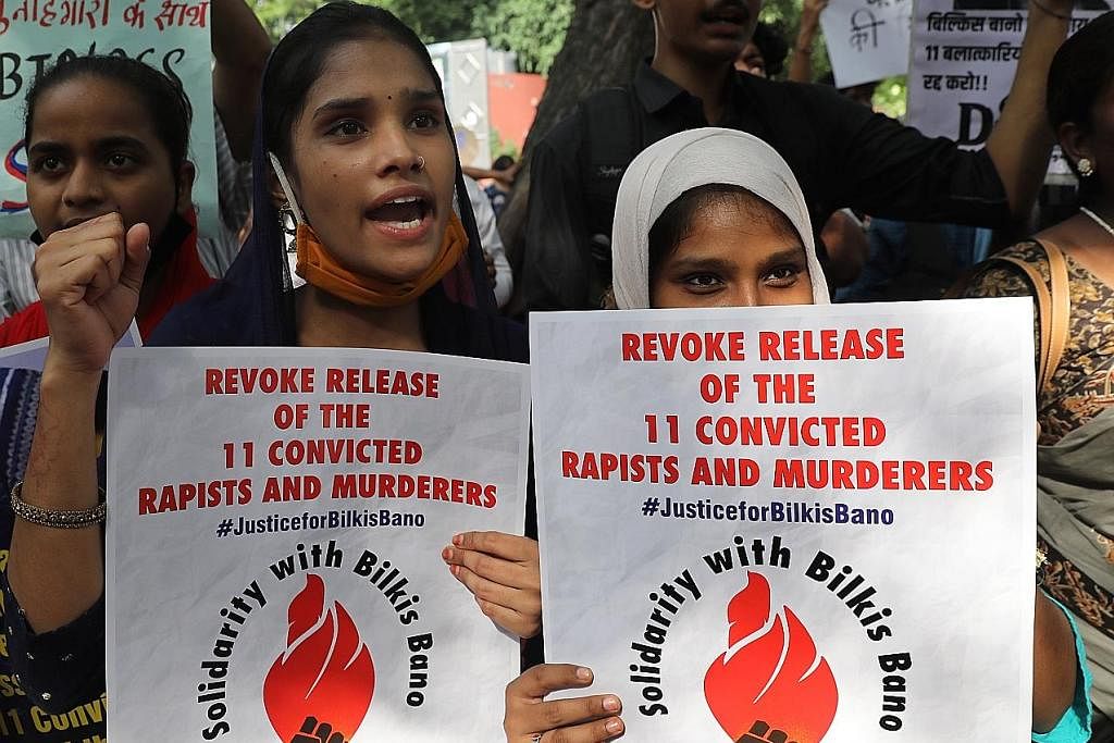 LAKUKAN BANTAHAN: Orang ramai mengadakan bantahan selepas pemerintah Gujarat di New Delhi membebaskan sebelas lelaki Hindu yang dipenjara seumur hidup atas kesalahan merogol seorang wanita Islam yang hamil beramai-ramai ketika rusuhan Hindu-Muslim pa
