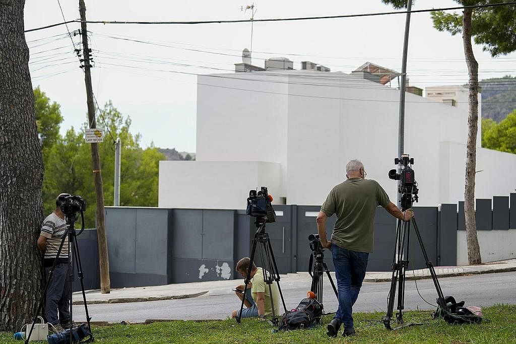 RUMAH AUBAMEYANG JADI SASARAN: Wartawan berdiri di luar rumah penyerang FC Barcelona, Pierre-Emerick Aubameyang (atas) di Castelldefels, Sepanyol. - Foto EPA-EFE/AFP