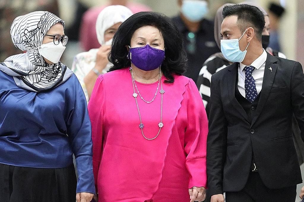 HADAPI TUDUHAN: Isteri bekas Perdana Menteri Malaysia, Datin Seri Rosmah Mansor (tengah) hadapi tiga tuduhan rasuah projek tenaga solar RM1.25 bilion ($0.39 bilion) di Sarawak. - Foto REUTERS