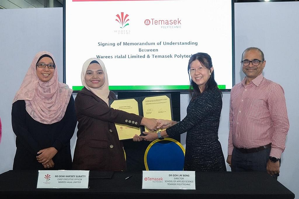 KERJASAMA: CEO Warees Halal, Cik Dewi Hartaty (dua dari kiri), menandatangani MOU bersama Pengarah Sekolah Sains Kegunaan, Politeknik Temasek, Dr Goh Lay Beng (dua dari kanan), dalam usaha membangunkan ekosistem halal yang mampan di acara Halal Theat