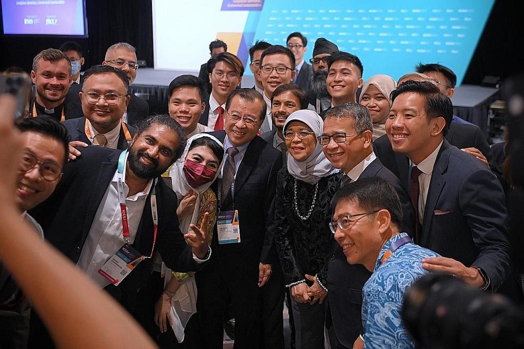 AMBIL GAMBAR: Presiden Halimah, Encik Edwin Tong bergambar dengan peserta Persidangan Antarabangsa Mengenai Masyarakat Bersatu Padu (ICCS) di Pusat Konvensyen Raffles City semalam. - Foto BH oleh MARK CHEONG