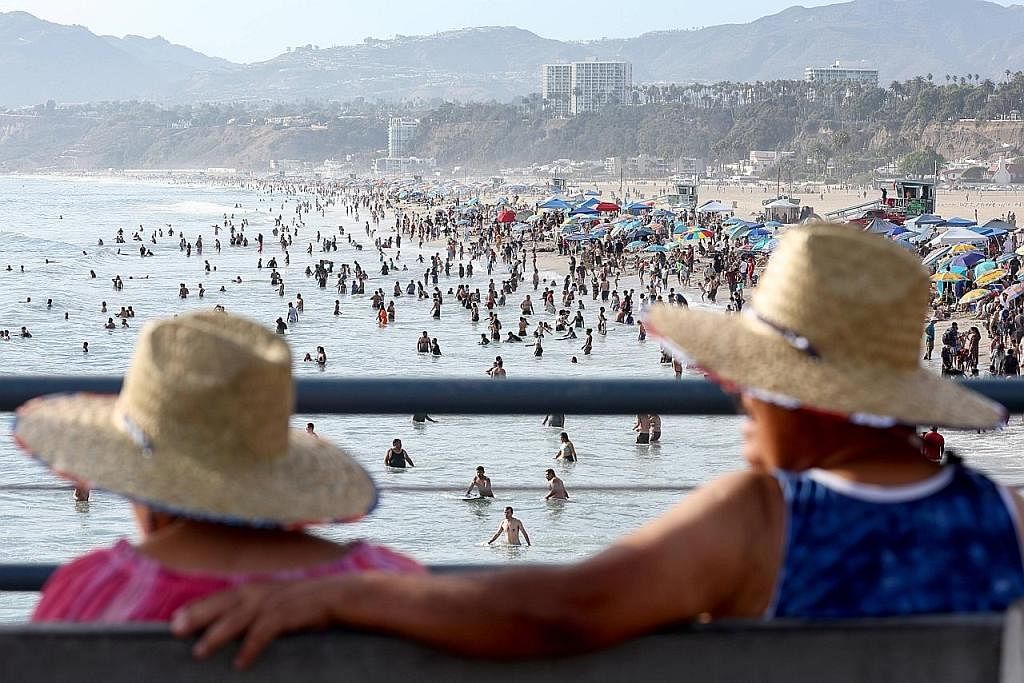 CARI KELEGAAN: Ramai penduduk mencari kelegaan dengan bermandi di pantai Santa Monica sedang kawasan California Selatan dilanda gelombang panas berpanjangan. - Foto AFP